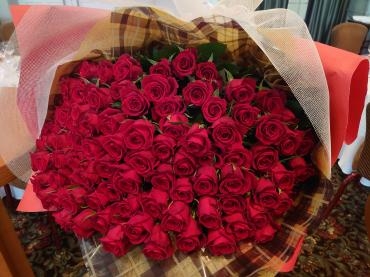赤いバラ100本の花束！！｜「フラワーショップたなか」　（新潟県三条市の花キューピット加盟店 花屋）のブログ
